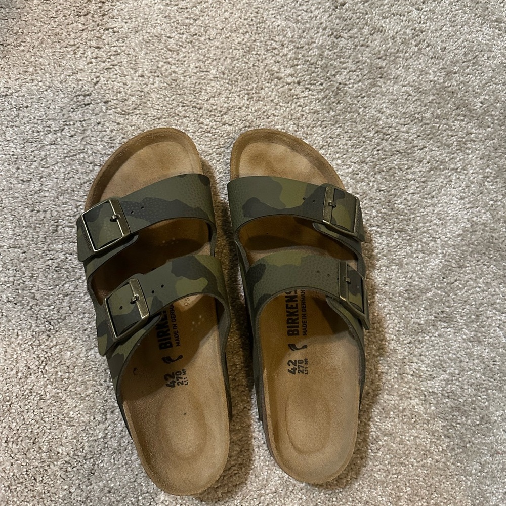 Birkenstock Arizona Camouflage size 42. Gently used